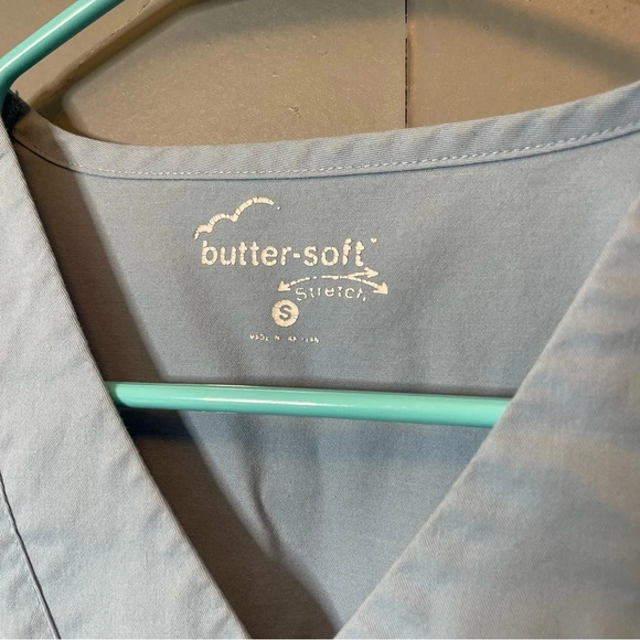 Butter soft womens light blue scrub top two pockets size small - Picture 4 of 6